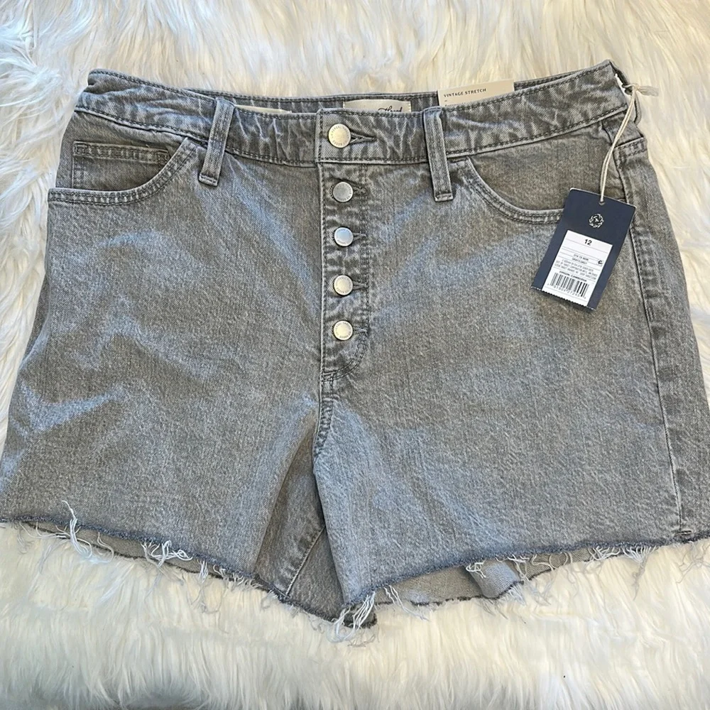 Universal Thread Vintage Midi Stretch Hogh Waist Button Distressed Hem Shorts 12